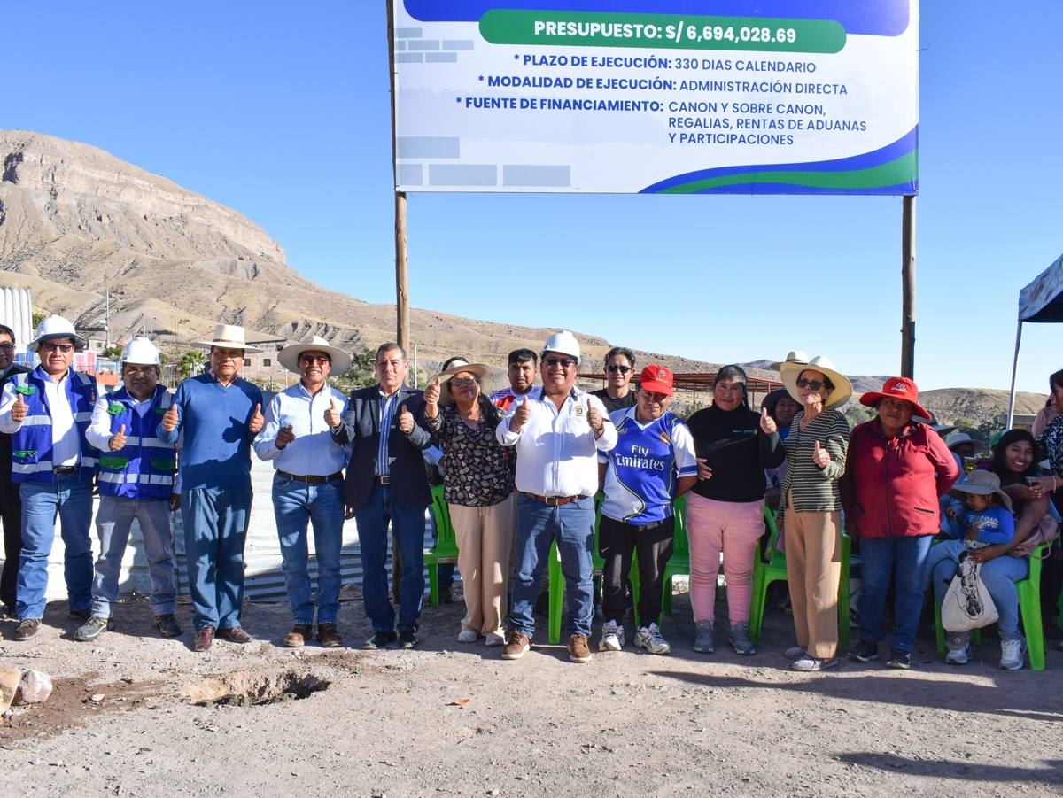 Autoridades y vecinos en el inicio de una obra con su cartel de presupuesto