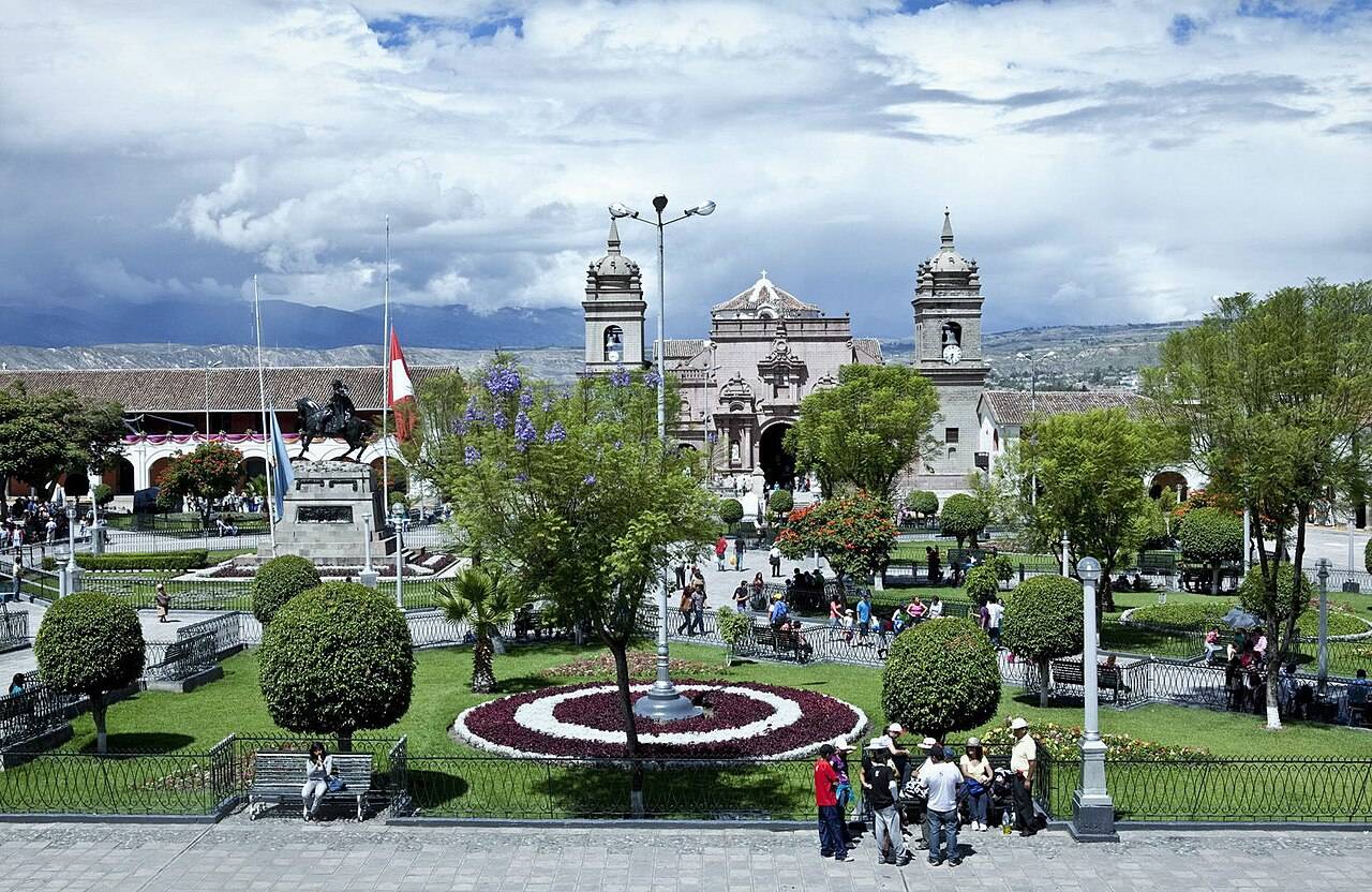 Plaza de Armas de una ciudad andina con su catedral, jardines y vecinos
