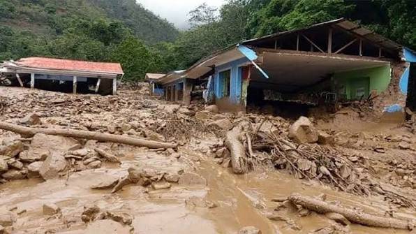 Viviendas y un local comunal arrasados por un huaico en la selva