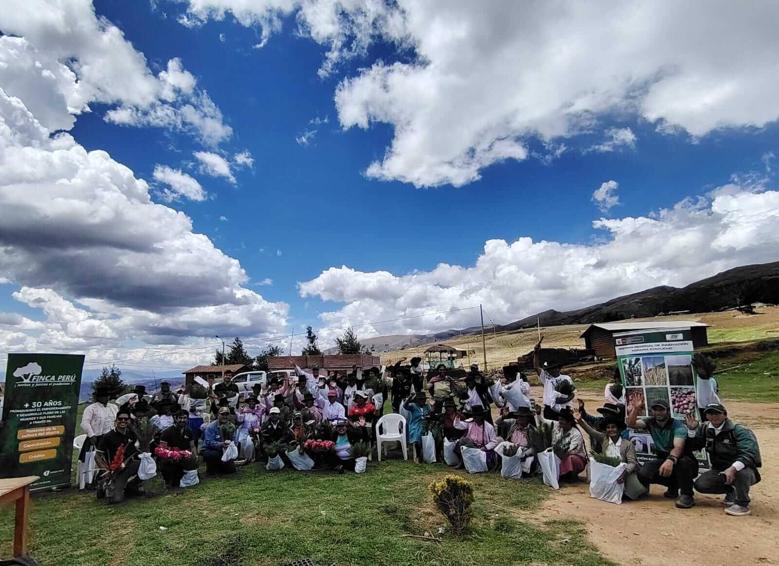 Productores de una comunidad altoandina reunidos en una jornada de capacitación