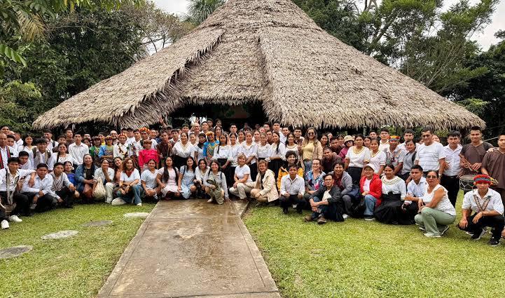 Asamblea comunal frente a una maloca en la Amazonía