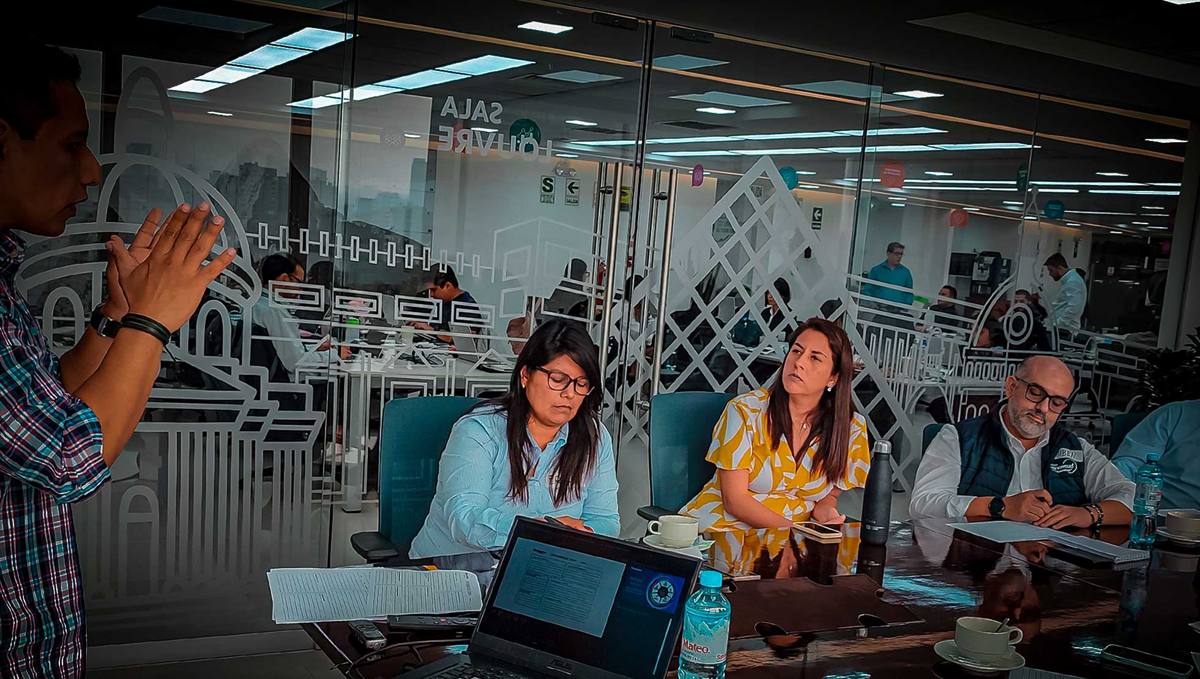 Sesión de trabajo con funcionarios y equipo técnico