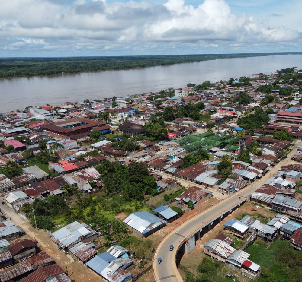 Ciudad amazónica a orillas del río