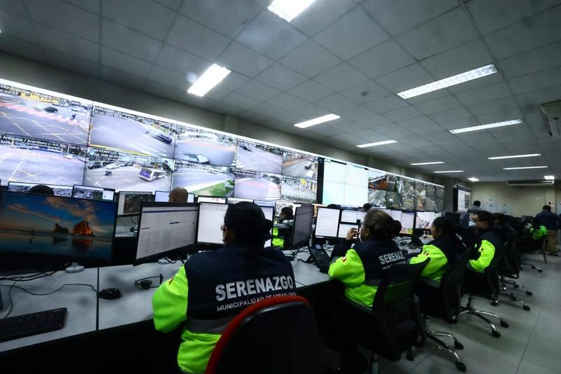 Operadores de serenazgo frente a la pared de pantallas de un centro de videovigilancia municipal