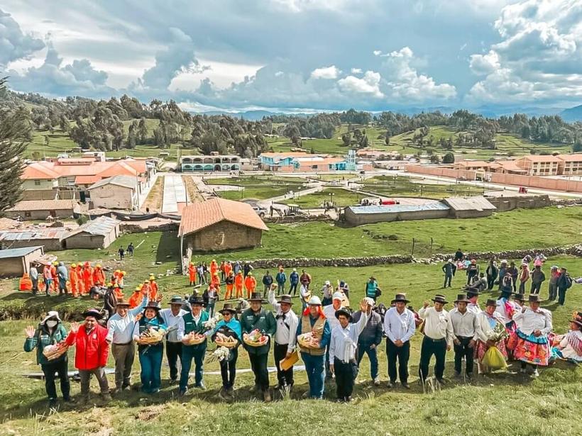 Comuneros y autoridades celebran juntos en una comunidad altoandina