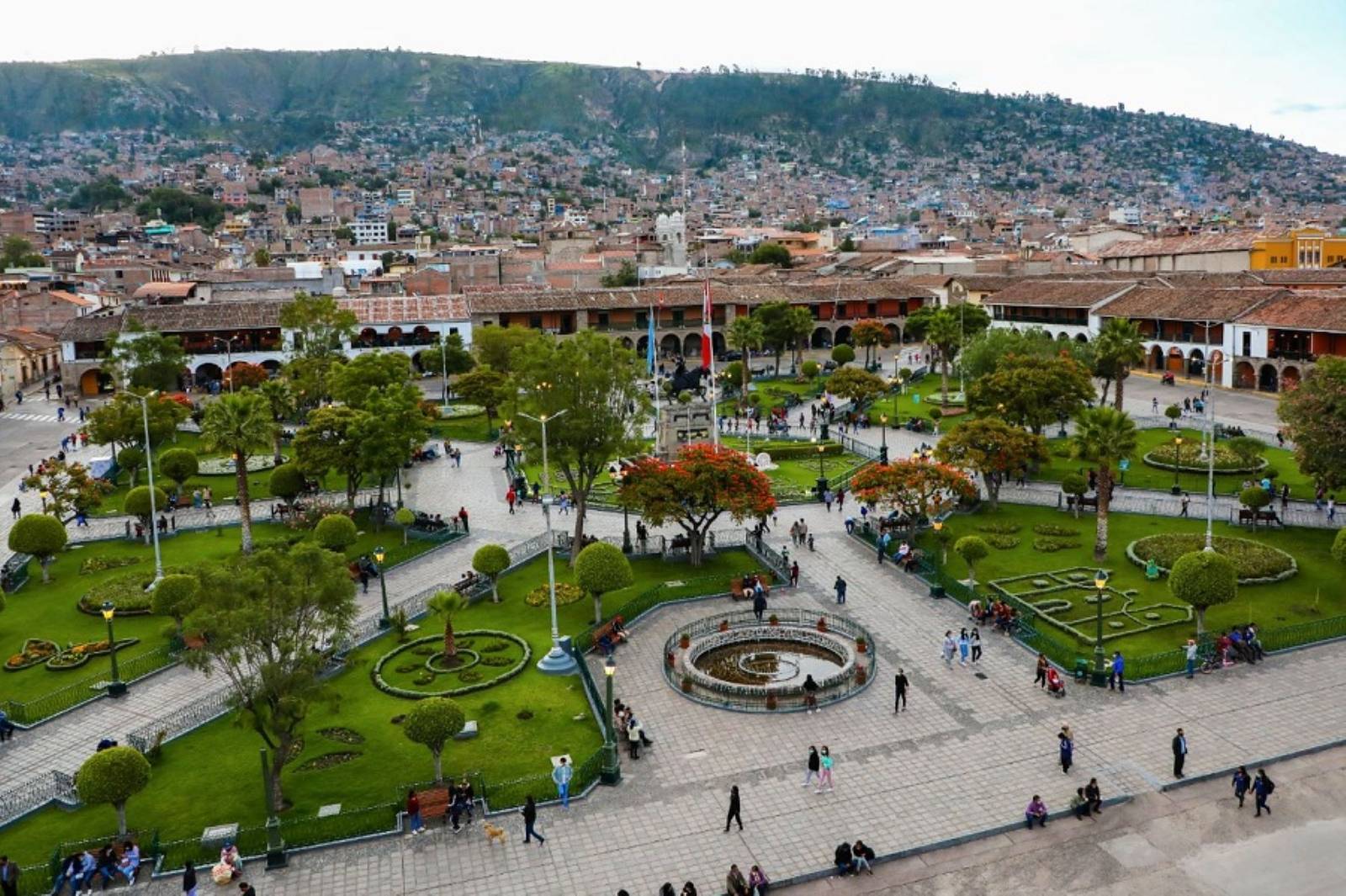 Vista aérea de una ciudad andina con su plaza principal y los cerros al fondo