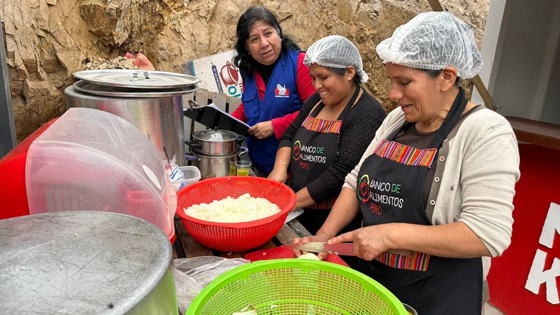 Olla común preparando alimentos para su comunidad