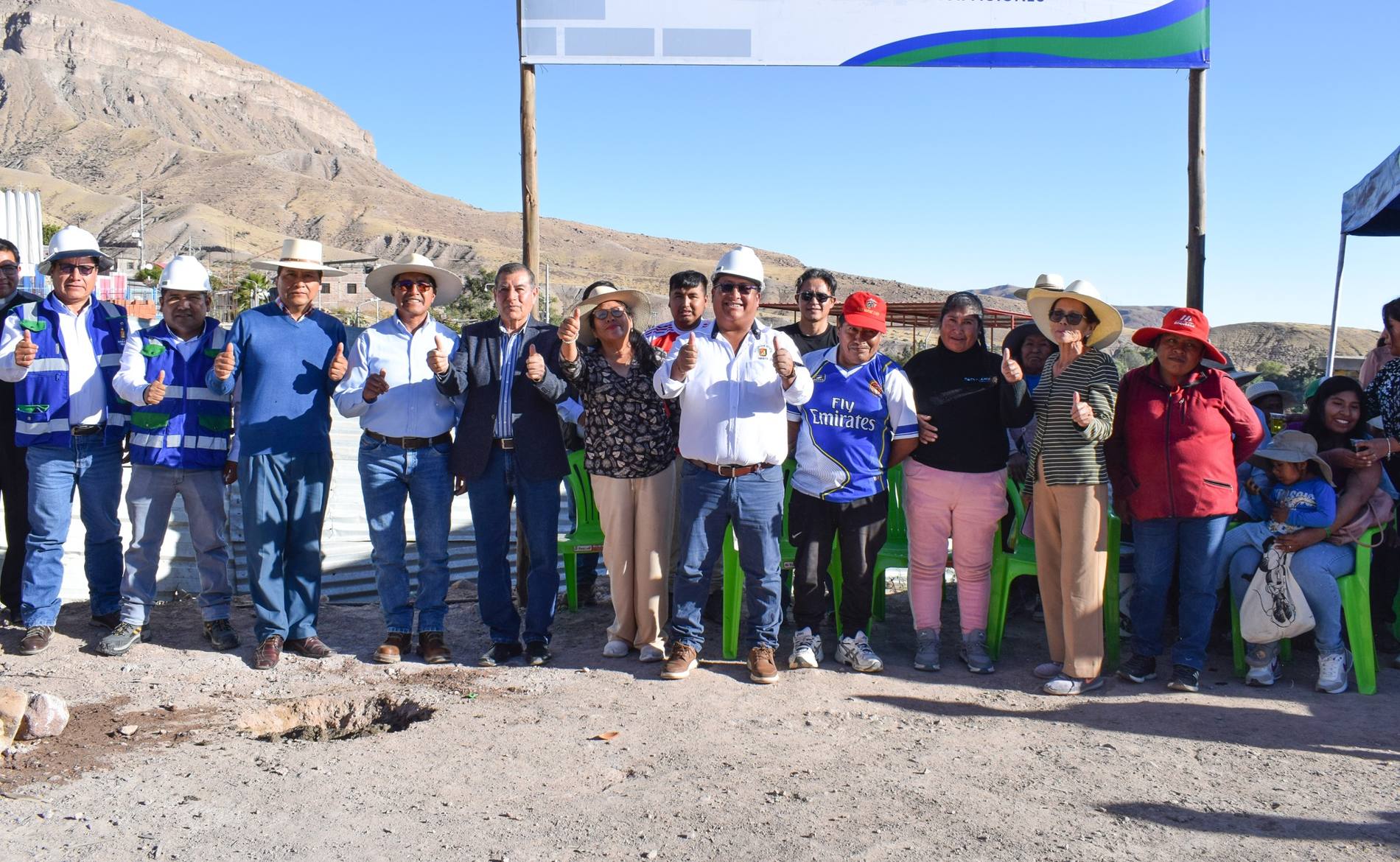 Autoridades y vecinos en el inicio de una obra pública en la sierra