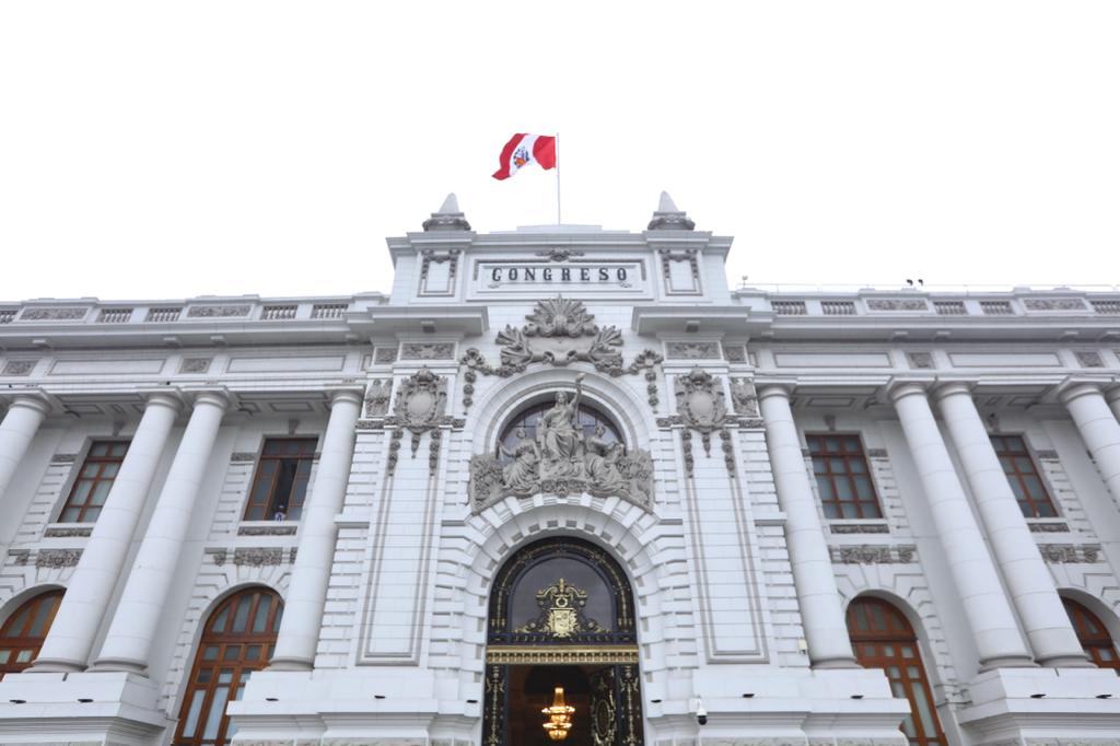 Frontis del Palacio Legislativo del Congreso de la República, con la bandera del Perú