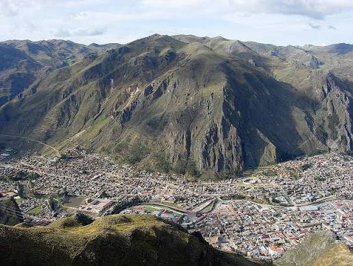 Ciudad andina rodeada de montañas