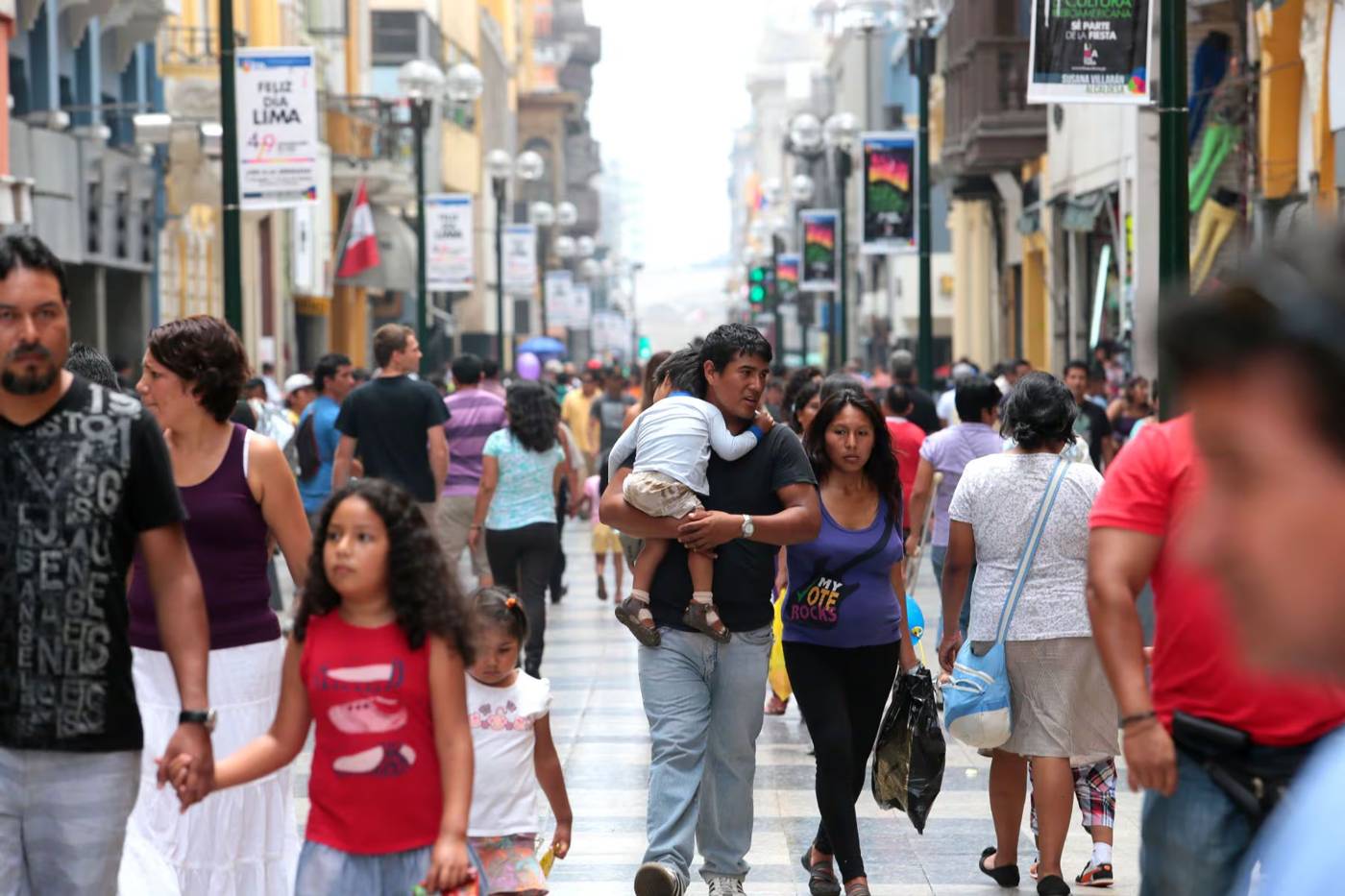 Vecinos en una calle del centro de Lima