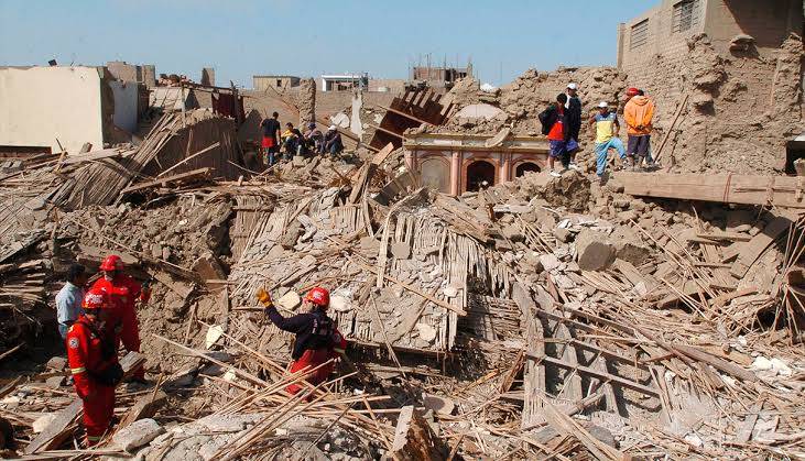 Rescatistas entre los escombros de viviendas de adobe tras un sismo